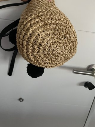 Bolso de mimbre con pompones negros