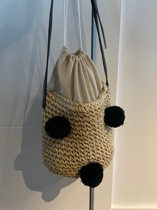 Bolso de mimbre con pompones negros