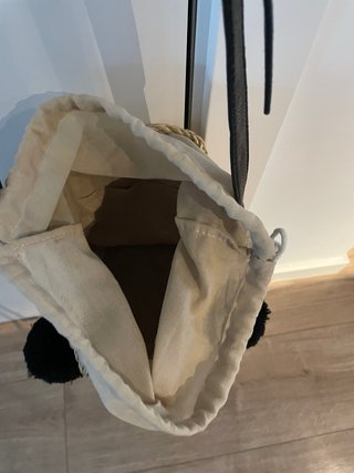 Bolso de mimbre con pompones negros