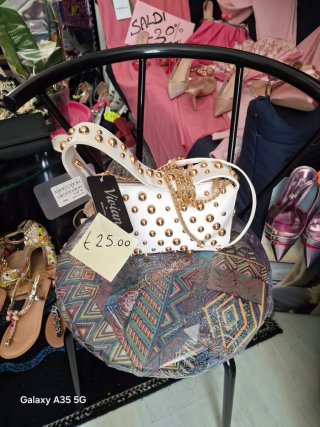 Borsa Vivian bianca con borchie dorate