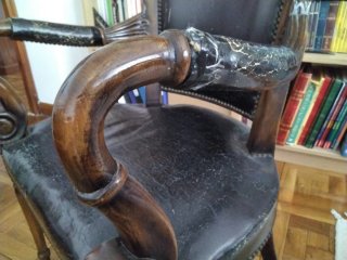 Silla de estudio cuero negro y madera