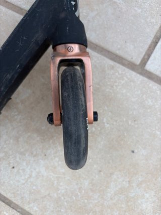 Patinete Negro con Detalles Cobre