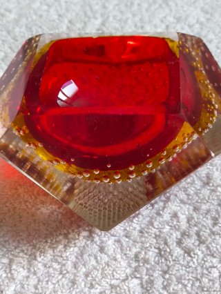 CENICERO CRISTAL MURANO COLOR ROJO CEREZA FACETADO