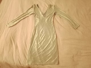 Vestido plateado brillante, con toques doradas
