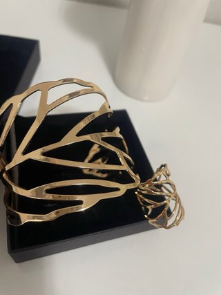 Brazalete y anillo dorado diseño hoja