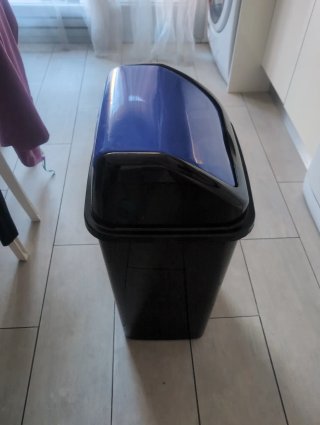 Cubo de basura negro y azul