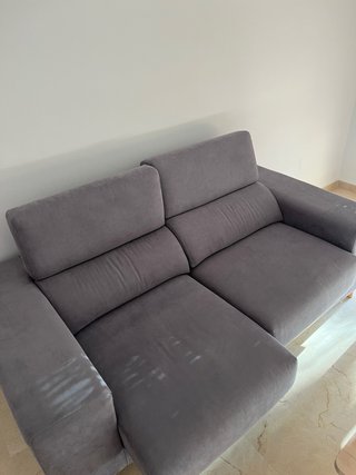 Sofá gris y mueble TV