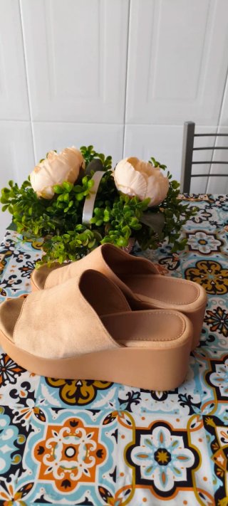 Zuecos cuña beige