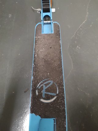 Patinete azul con manillar ajustable