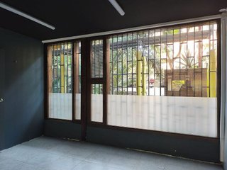 Local comercial en alquiler en Les Tres Torres en Barcelona