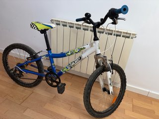 Bicicleta infantil azul y verde