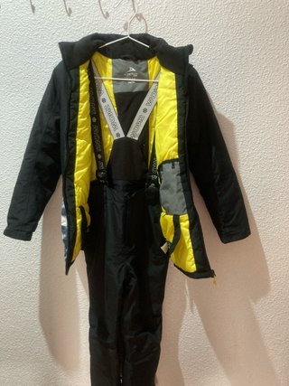 Conjunto de esquí negro con tirantes