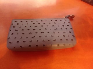 Cartera Tous gris con perforaciones
