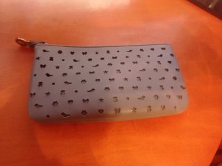 Cartera Tous gris con perforaciones