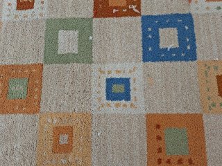 Alfombra beige y multicolor de tela
