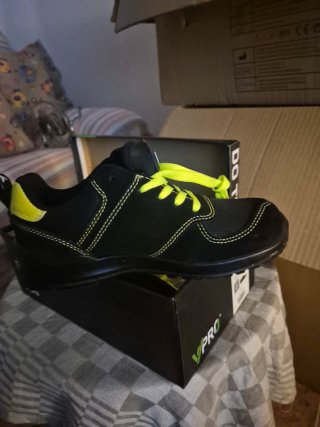 Zapato de seguridad negro y amarillo