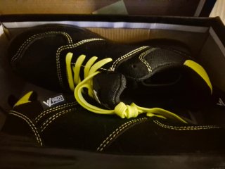 Zapato de seguridad negro y amarillo
