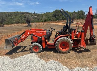 Tractor Kubota B2650 con pala y retro