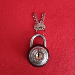 Candado antiguo con llaves