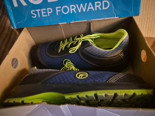 Zapatos de seguridad azules y verdes