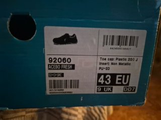 Zapatos de seguridad azules y verdes