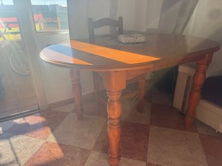 Mesa de comedor de madera