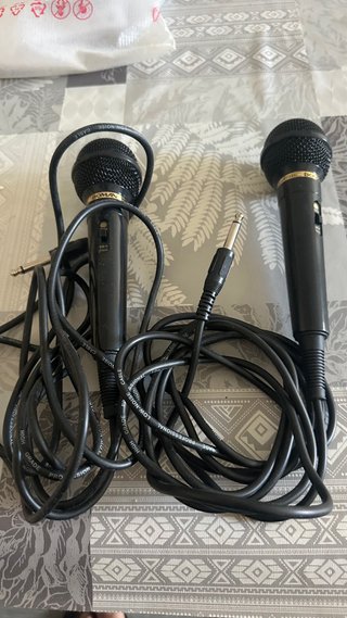 2 Micrófonos Negros con Cable