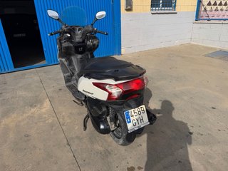 Kymco 300 Maxi Scooter Negra y Blanca