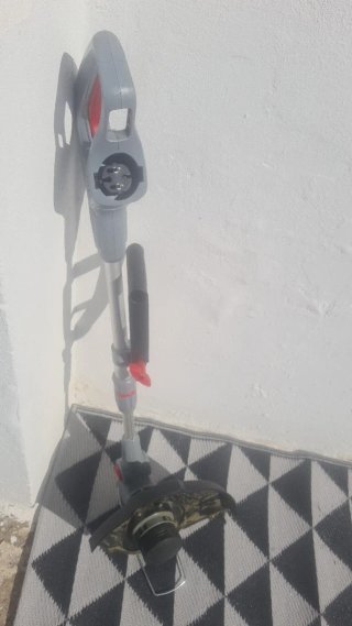 Cortacésped eléctrico gris y rojo.como nuevo
