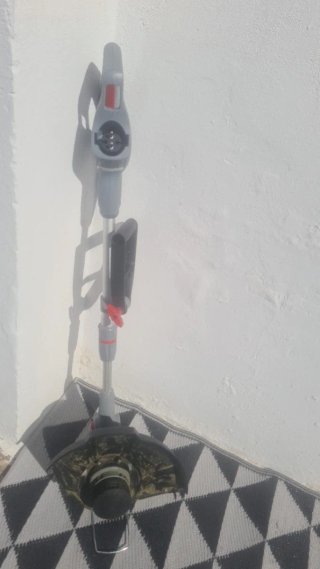 Cortacésped eléctrico gris y rojo.como nuevo