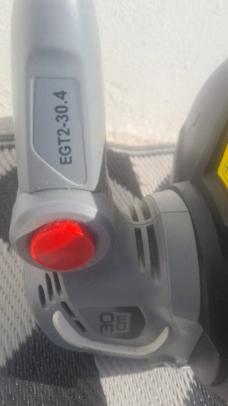 Cortacésped eléctrico gris y rojo.como nuevo