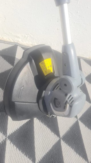 Cortacésped eléctrico gris y rojo.como nuevo