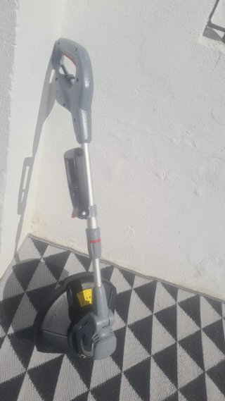 Cortacésped eléctrico gris y rojo.como nuevo