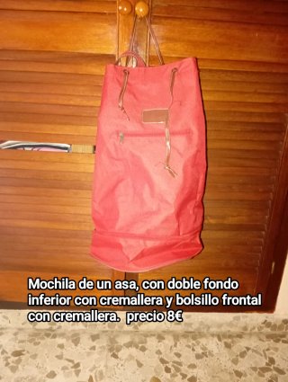 Mochila roja con doble fondo y bolsillo