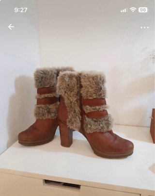 Botines de piel con pelo y hebillas