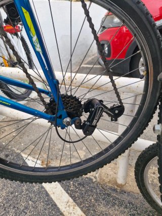 Bicicleta azul con cesta y sillín verde