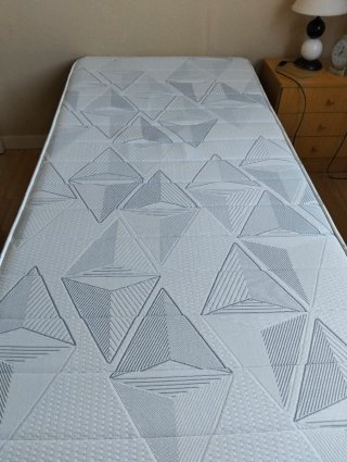 Somier de madera,colchón,colcha y dos juegos sában