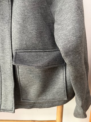 Chaqueta gris con cuello alto