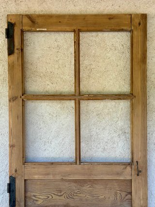 Puerta antigua de madera de pino