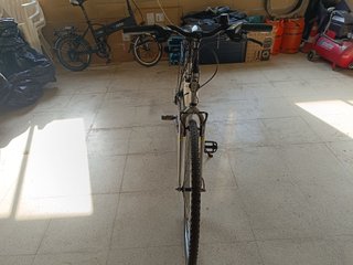 Bicicleta clásica plateada