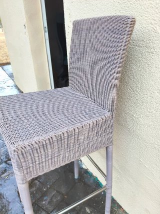 Silla de bar gris de mimbre y metal