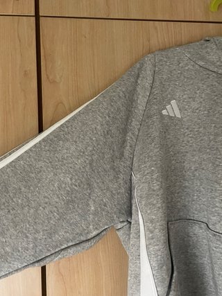 Sudadera Adidas Gris con Capucha y Logo