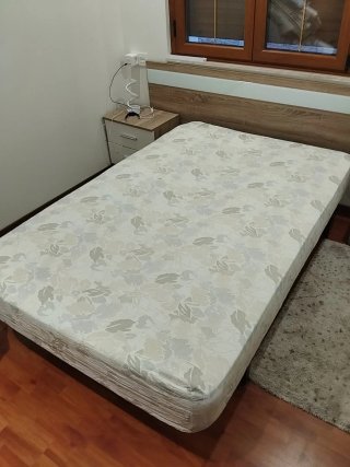 Base de cama con láminas y colchón