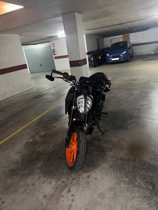 KTM Duke 125 Negra y Naranja