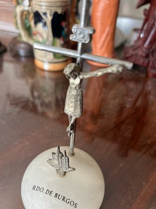 Cristo de metal con base de mármol