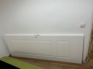Puerta blanca interior con paneles