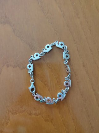 Pulsera infantil plata con caracoles.