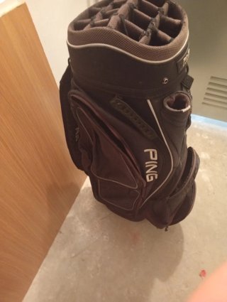 Bolsa de Golf Oscura,marca PING,en perfecto estado