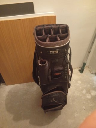 Bolsa de Golf Oscura,marca PING,en perfecto estado