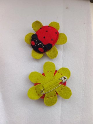 Broche de fieltro mariquita flor